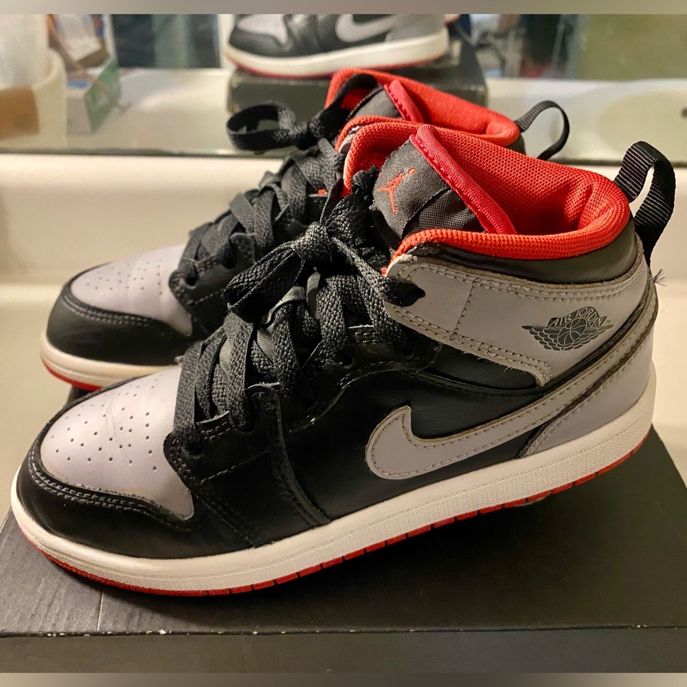 JORDAN 1 MID (PS) Size 2 Youth
BLACK/CEMENT GREY-FIRE RED